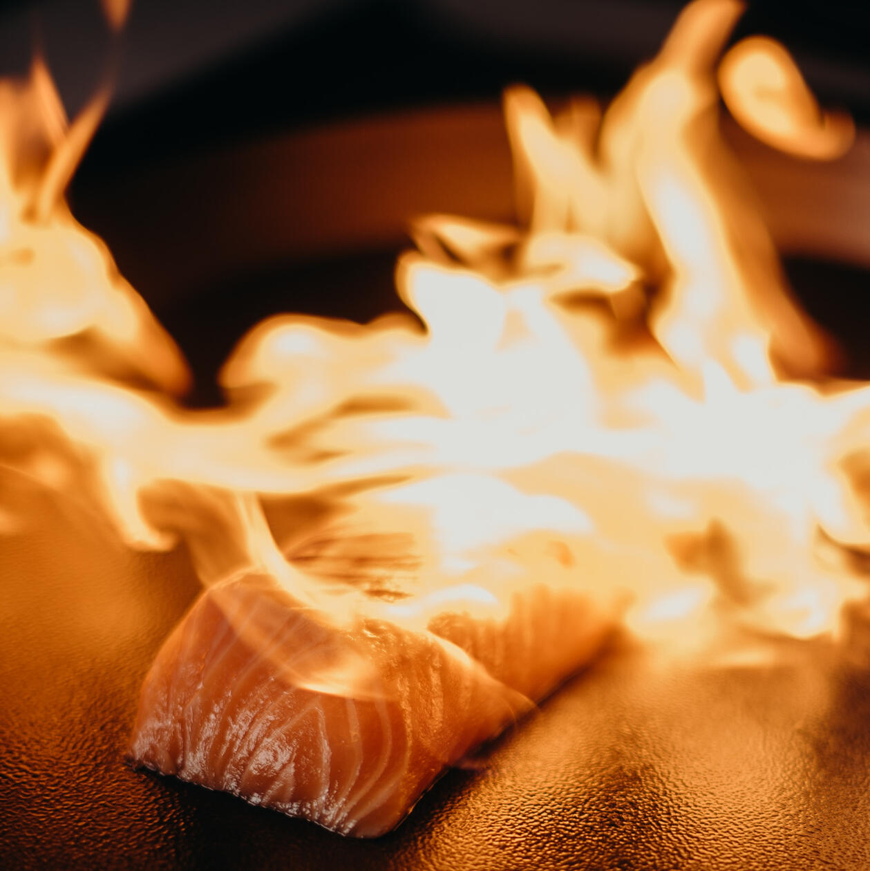 Liekitettyä lohta pannussa