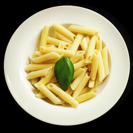 Pastalautanen tummalla taustalla Kuvaaja: JÉSHOOTS: https://www.pexels.com/fi-fi/kuva/valkoinen-keraaminen-lautanen-pastalla-7401/